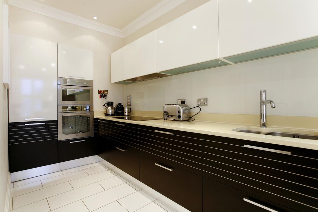 Property photo 3 of 11 Kitchen