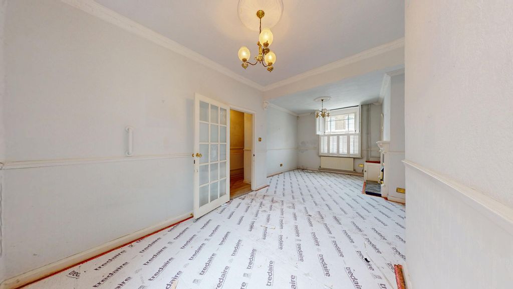Property photo 2 of 18 111 Grantley Street, Bethnal Green, London, E1 4Bp