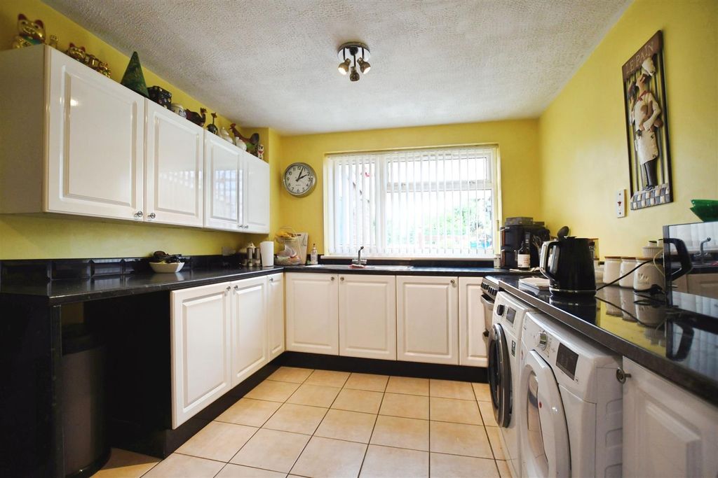 Property photo 2 of 11 Fitted Kitchen