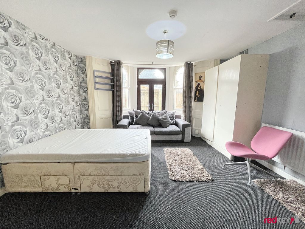 Property photo 3 of 5 Lounge/Bedroom
