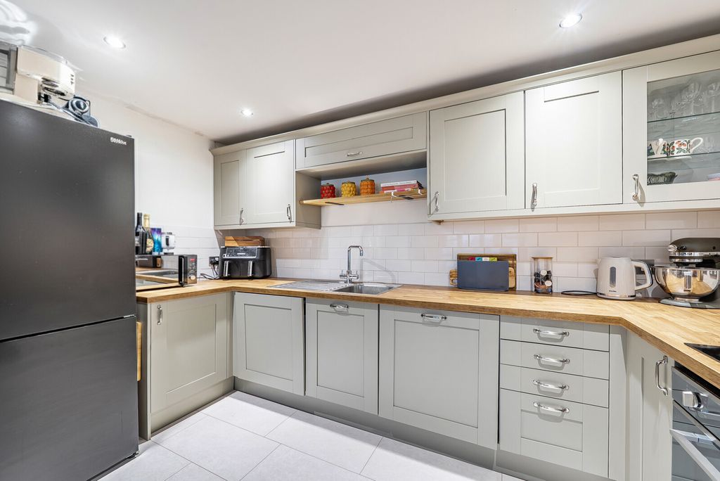 Property photo 3 of 21 1400568-10-6968Fc...