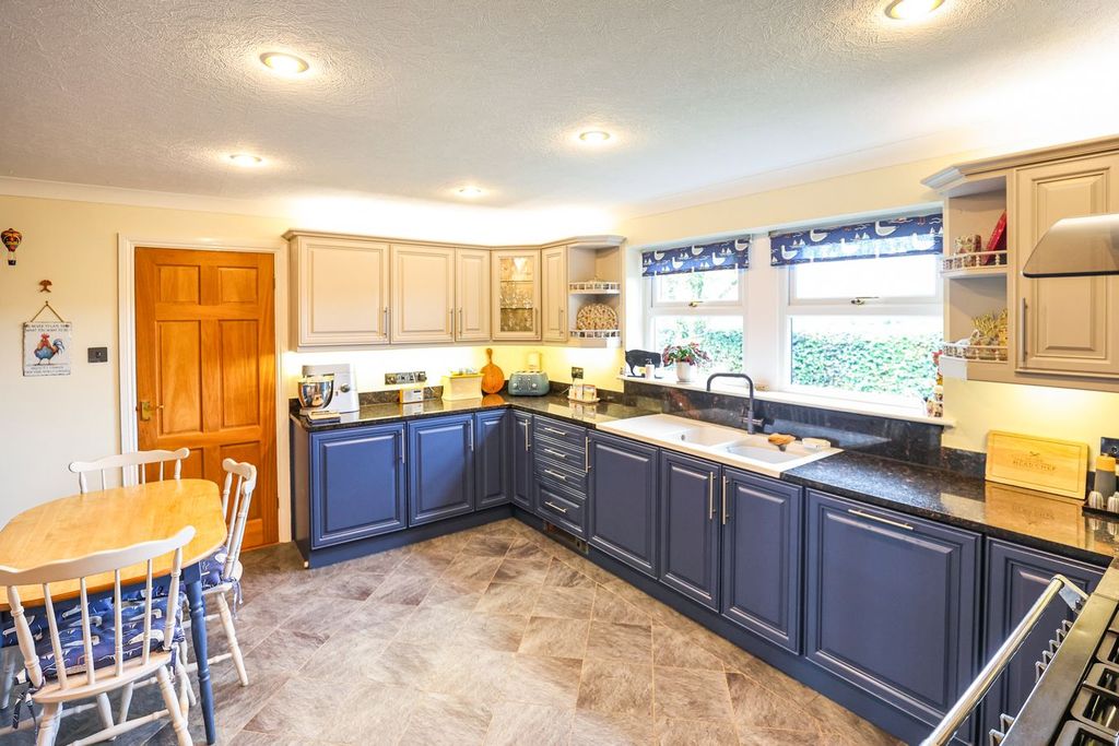Property photo 3 of 23 Dining Kitchen