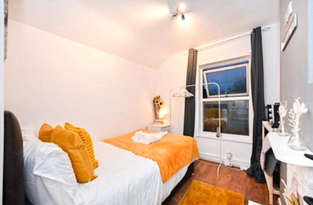 Property photo 2 of 6 Bedroom