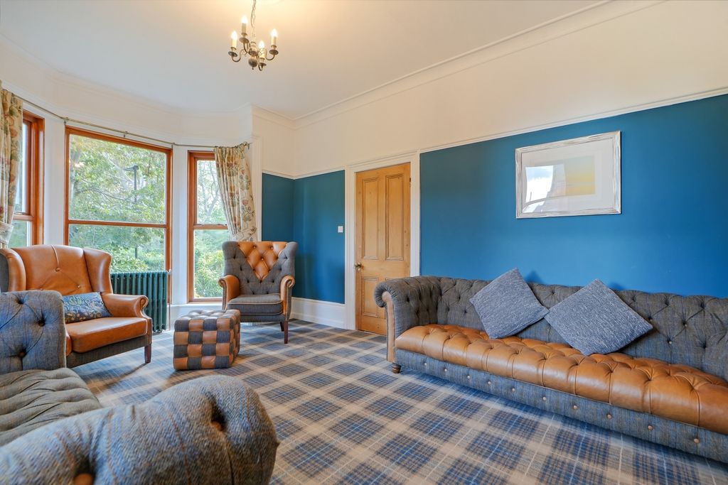 Property photo 3 of 41 Lounge