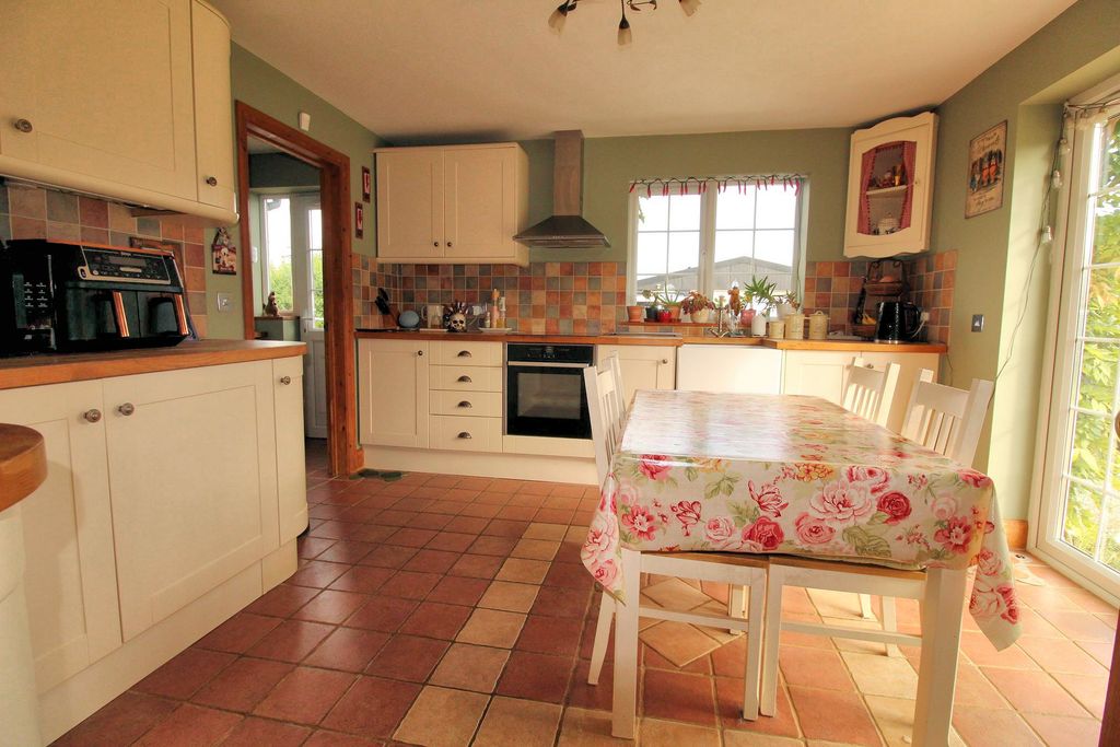 Property photo 3 of 32 Kitchen