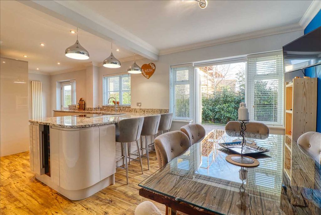 Property photo 2 of 23 Kitchen/Diner/Family Room