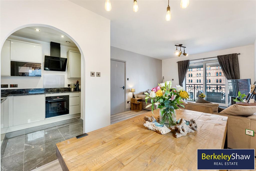 Property photo 2 of 24 Living/Dining Room (2)