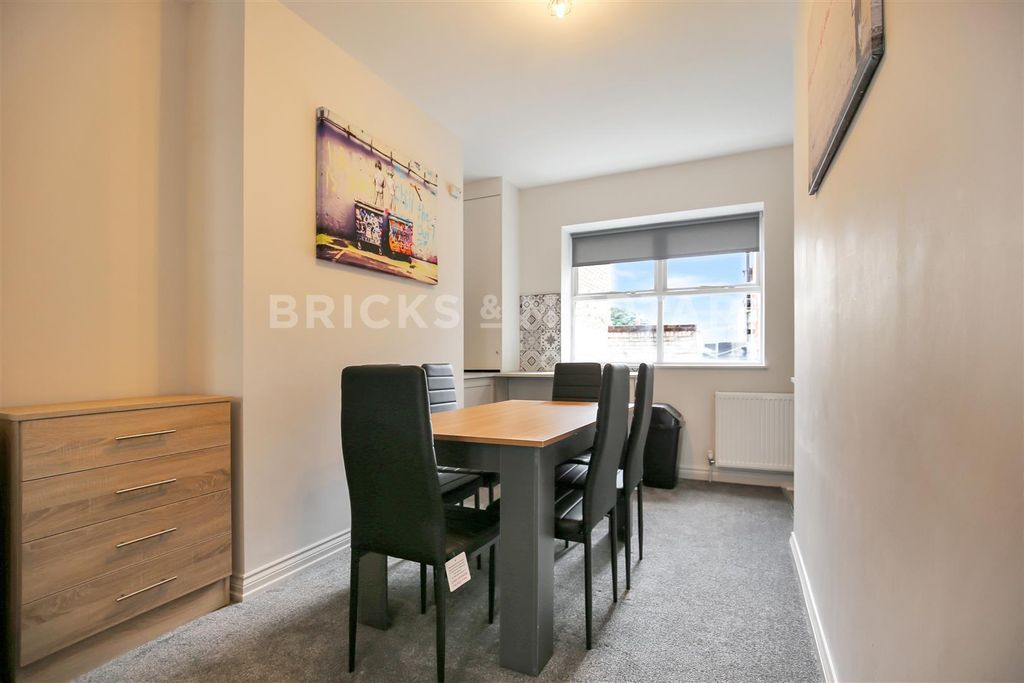 Property photo 3 of 17 l3Yw62O7Kk6Sdtstaskobw.Jpg