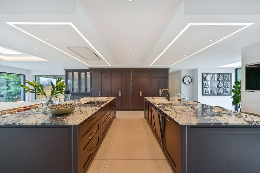 Property photo 3 of 32