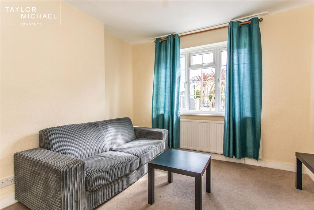 Property photo 2 of 16 Livingroom