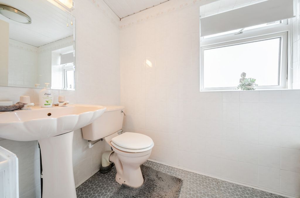 Property photo 3 of 20 Bathroom