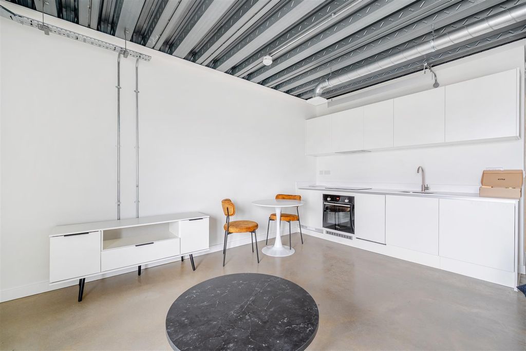 Property photo 3 of 9 1369183-6-68ee563A2d593.Jpg