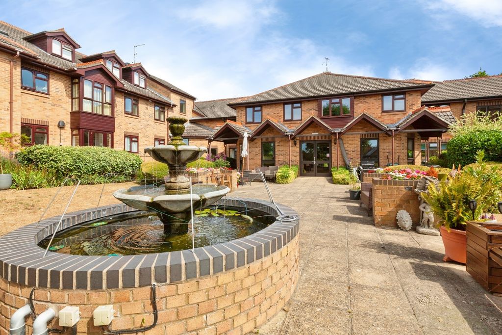 Property photo 1 of 20 Communal Gardens