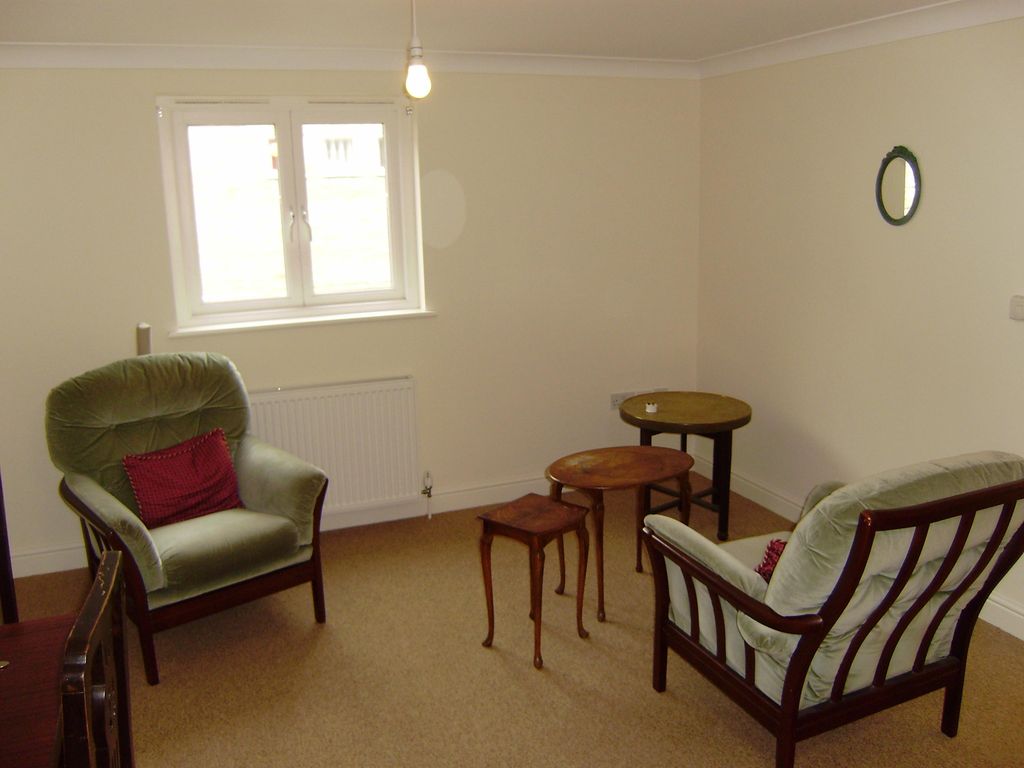 Property photo 3 of 7 Living Room