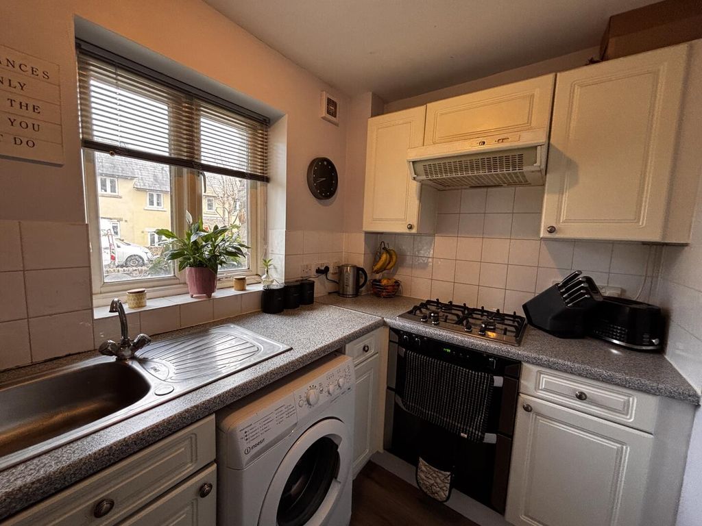 Property photo 3 of 9 Kitchen