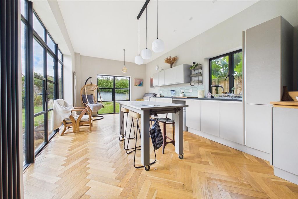 Property photo 1 of 55 44 Nunney Road, Frome, Somerset BA11 4Le | Freehol
