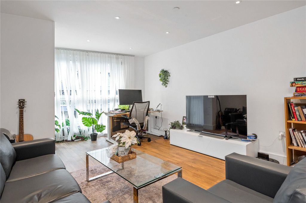 Property photo 3 of 17 Sitting Room