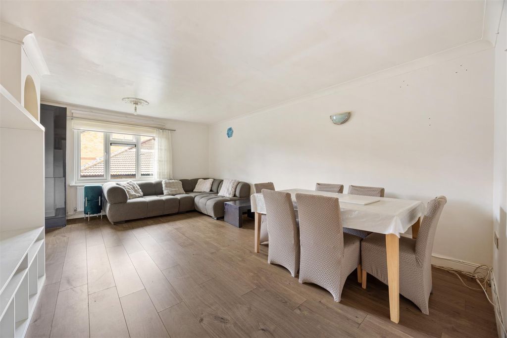 Property photo 2 of 17 Kennedy Close, E4