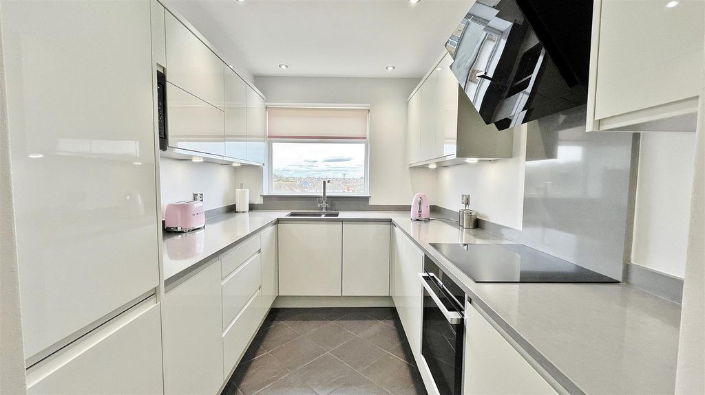 Property photo 3 of 20 Kitchen