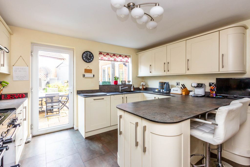 Property photo 3 of 18 Kitchen/Breakfast Room