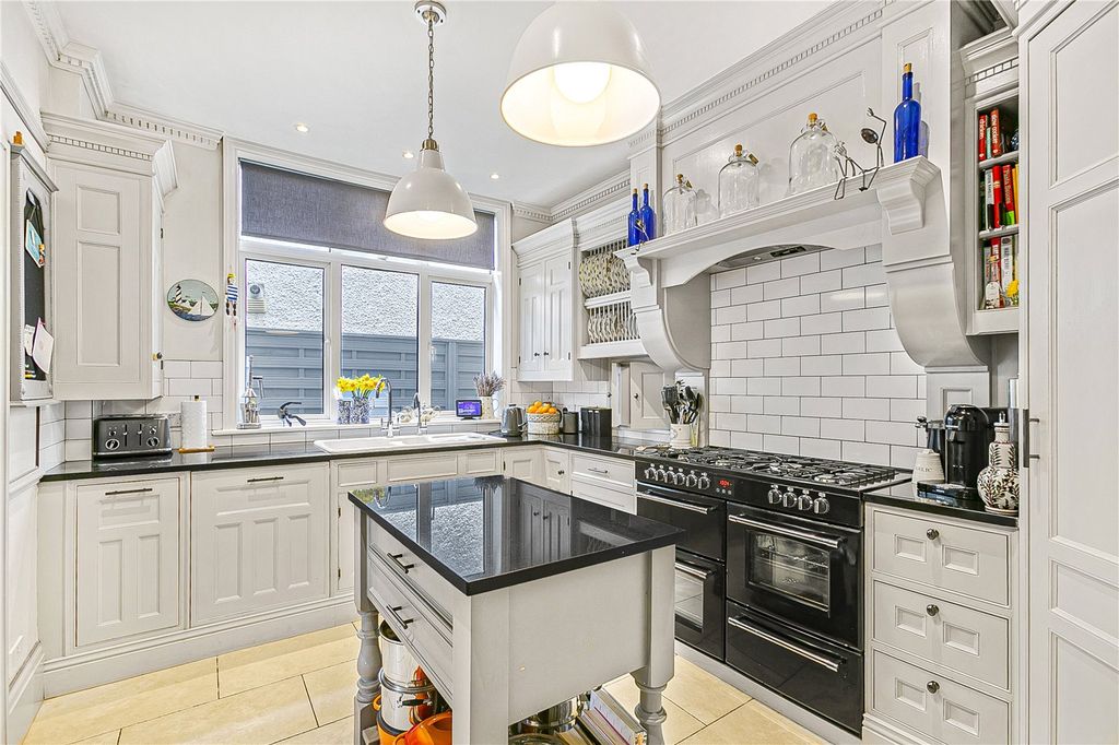 Additional image 9 of 6 bed detached house for salePark Avenue, Enfield EN1