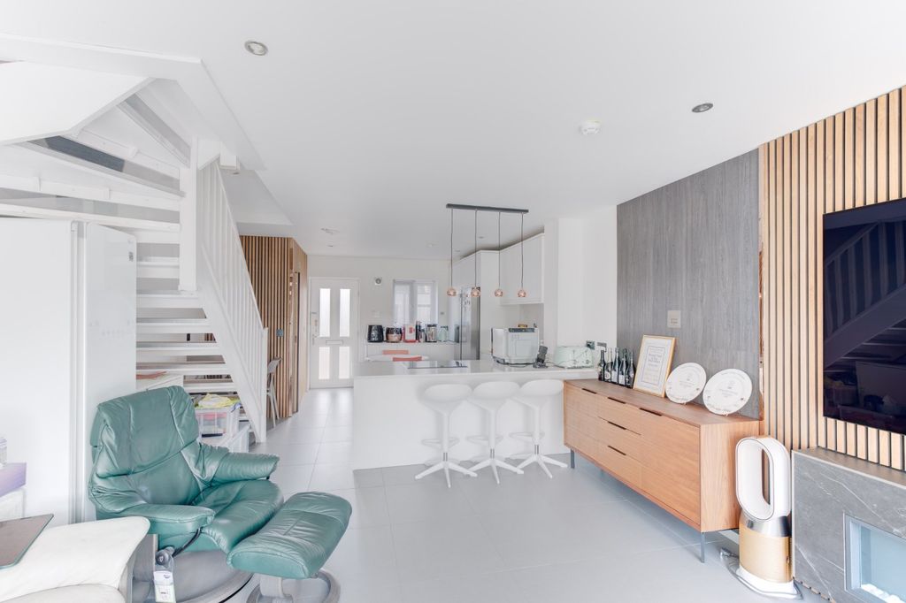 Property photo 2 of 18 Picture No. 10