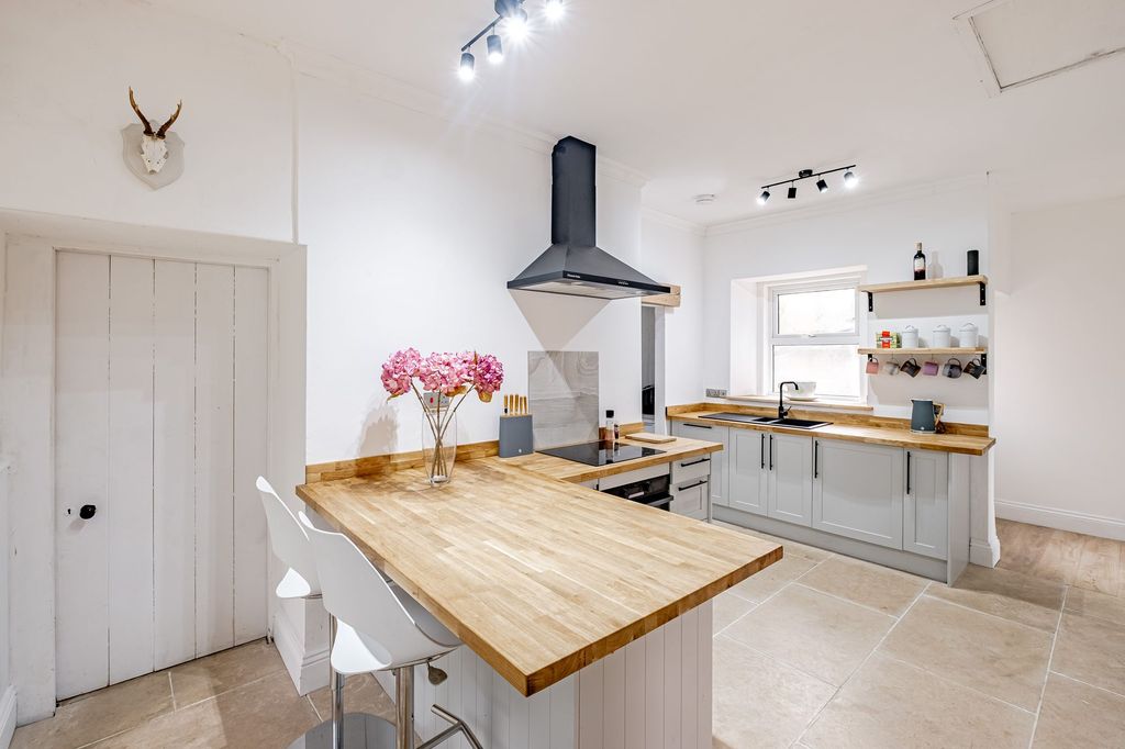 Property photo 3 of 23