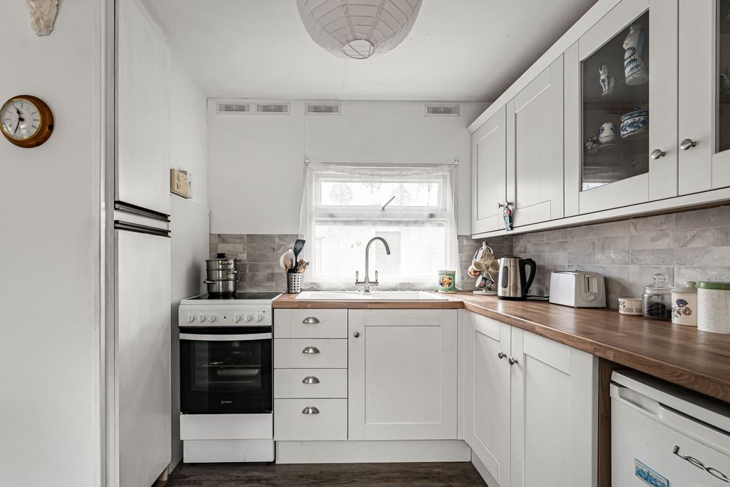 Property photo 3 of 12 Kitchen (2)