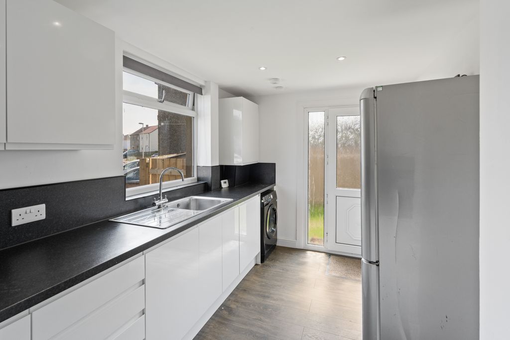 Property photo 3 of 15 2 Harrysmuir Road 16