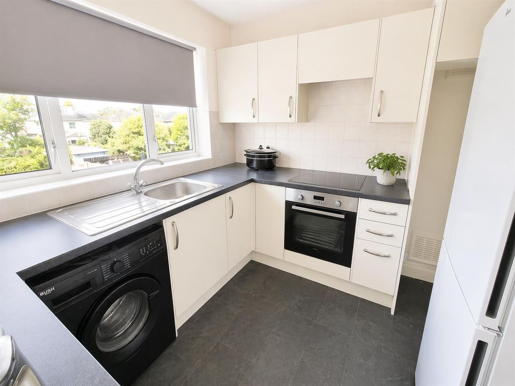 Property photo 3 of 9 Kitchen