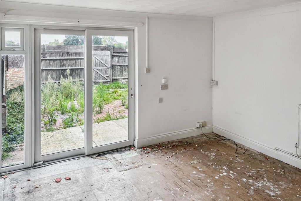 Property photo 3 of 10 118 Wimbish End, Basildon, Essex, Ss13 3Pe