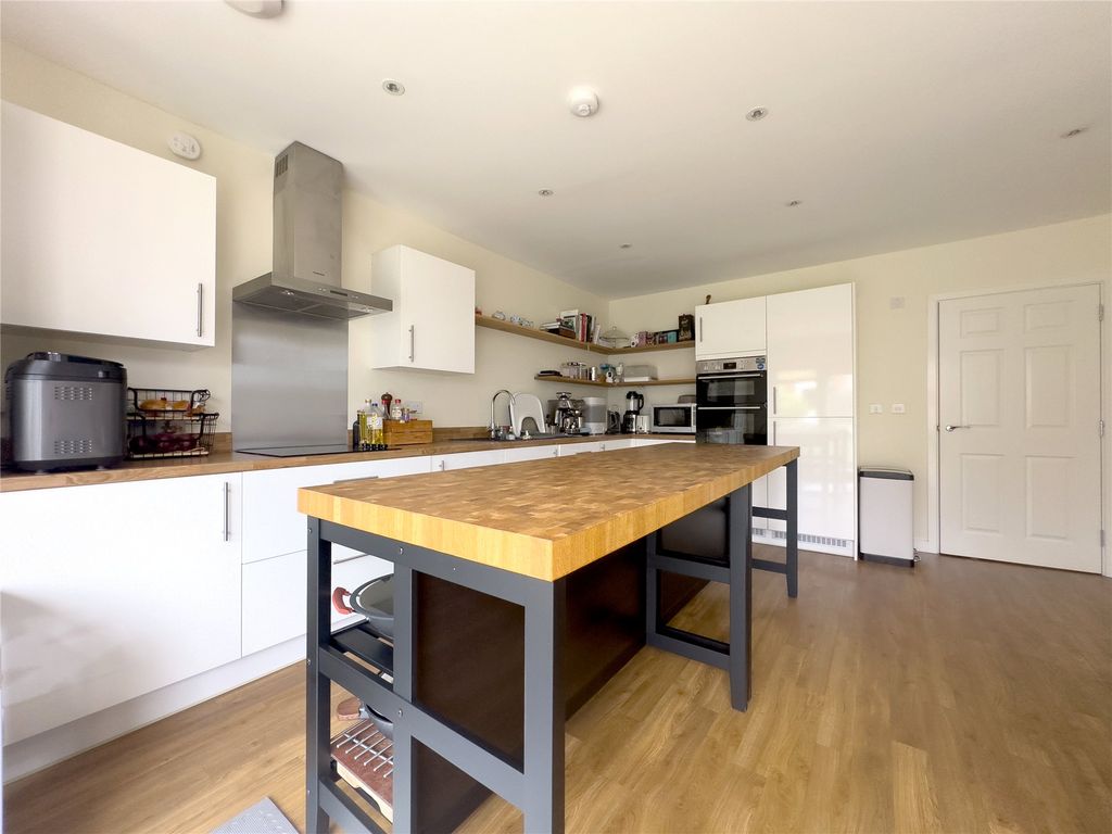 Property photo 3 of 18 Kitchen