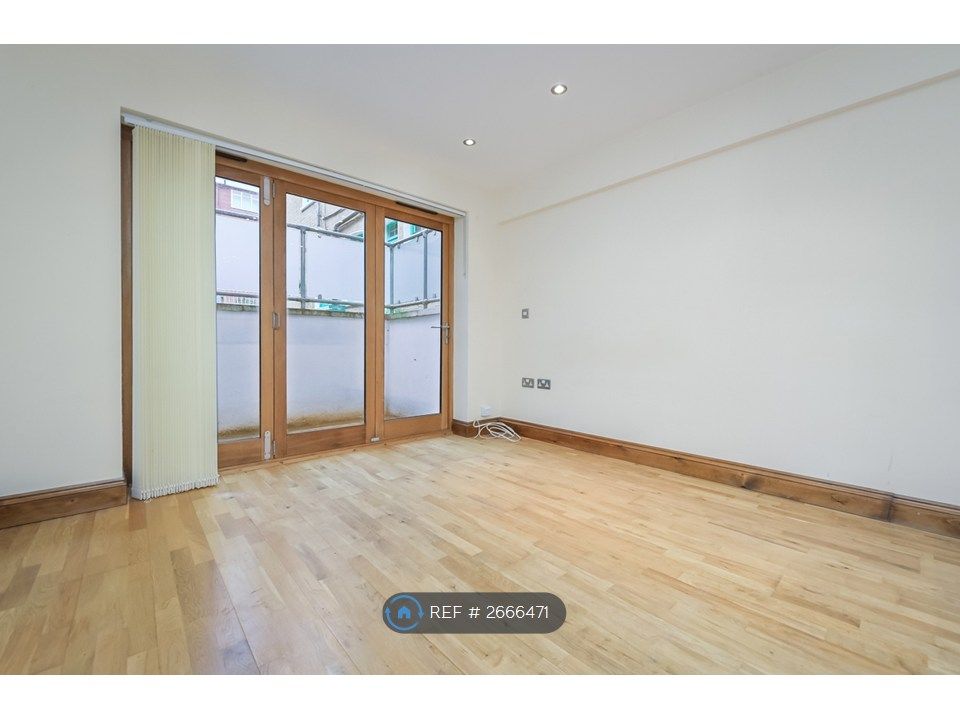 Property photo 2 of 10 Lounge With Bi-Folding Doors