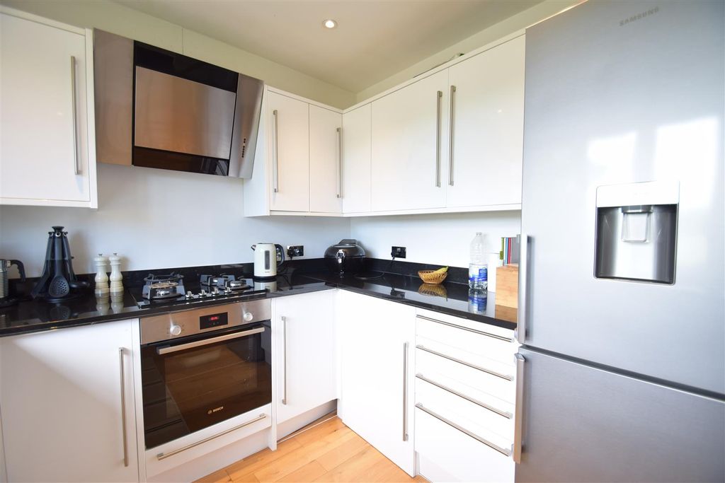 Property photo 3 of 11 Kitchen