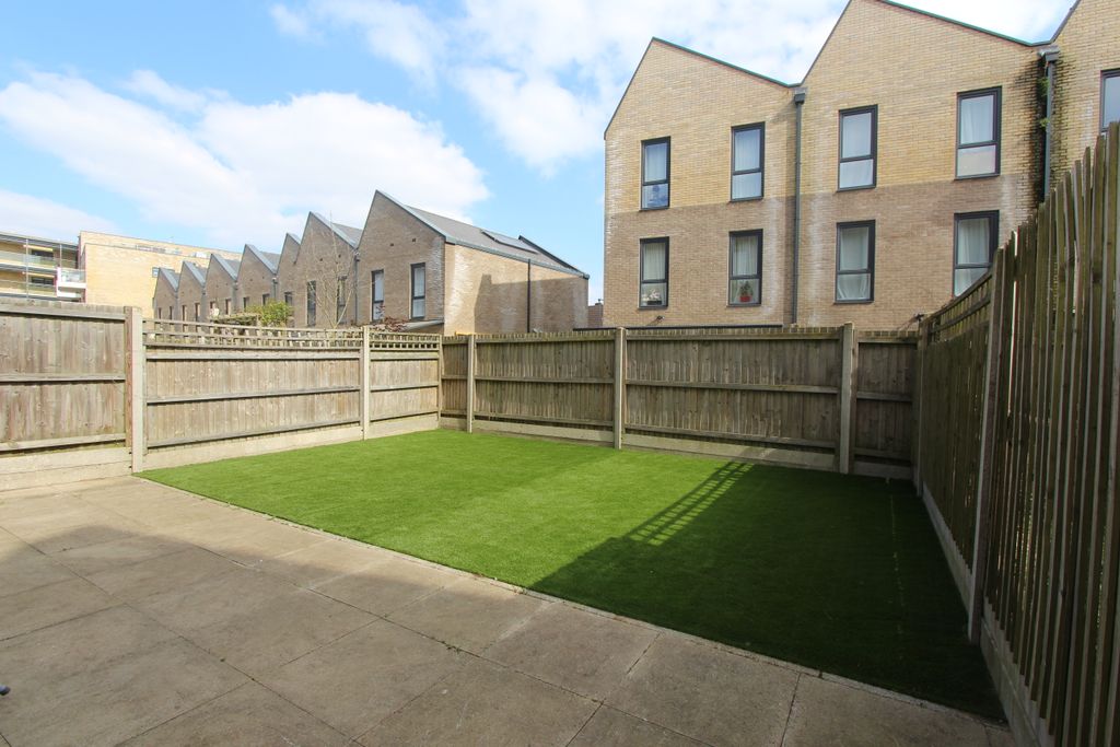 Property photo 3 of 12 Garden 3