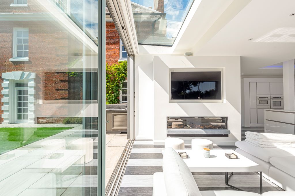 Additional image 7 of 9 bed detached house to rentSt. Thomas Street, Lymington SO41