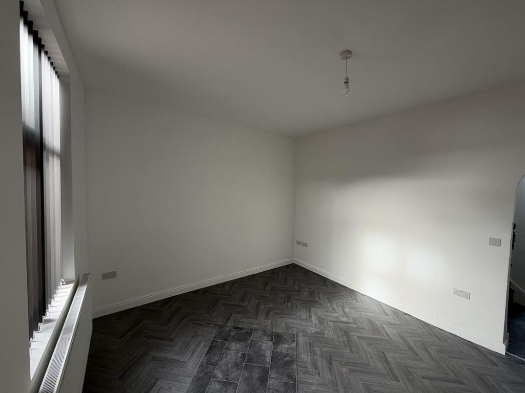 Property photo 3 of 11 Living Room