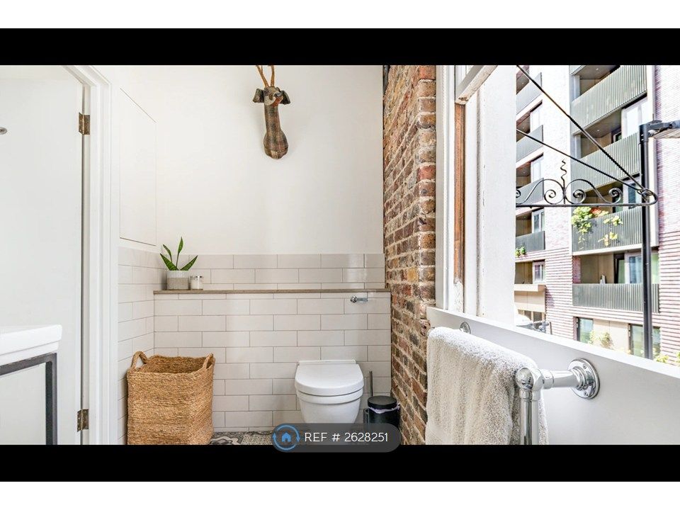 Property photo 2 of 14 Bathroom 1