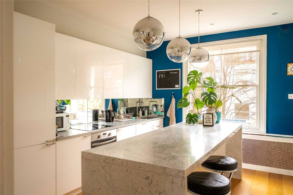 Property photo 3 of 10 Kitchen