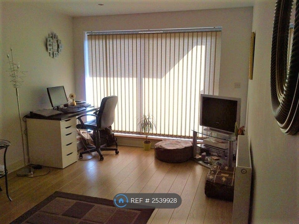 Property photo 3 of 20 Lounge+Patio Doors