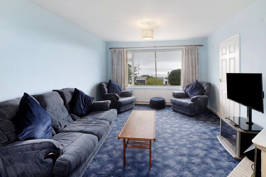 Property photo 2 of 16 Lounge