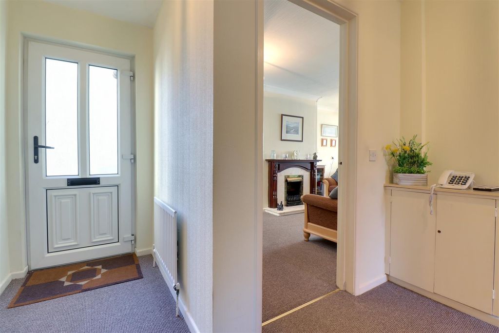 Property photo 3 of 16 Entrance Hall