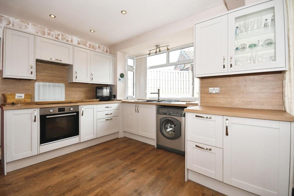 Property photo 3 of 26 Dining Kitchen