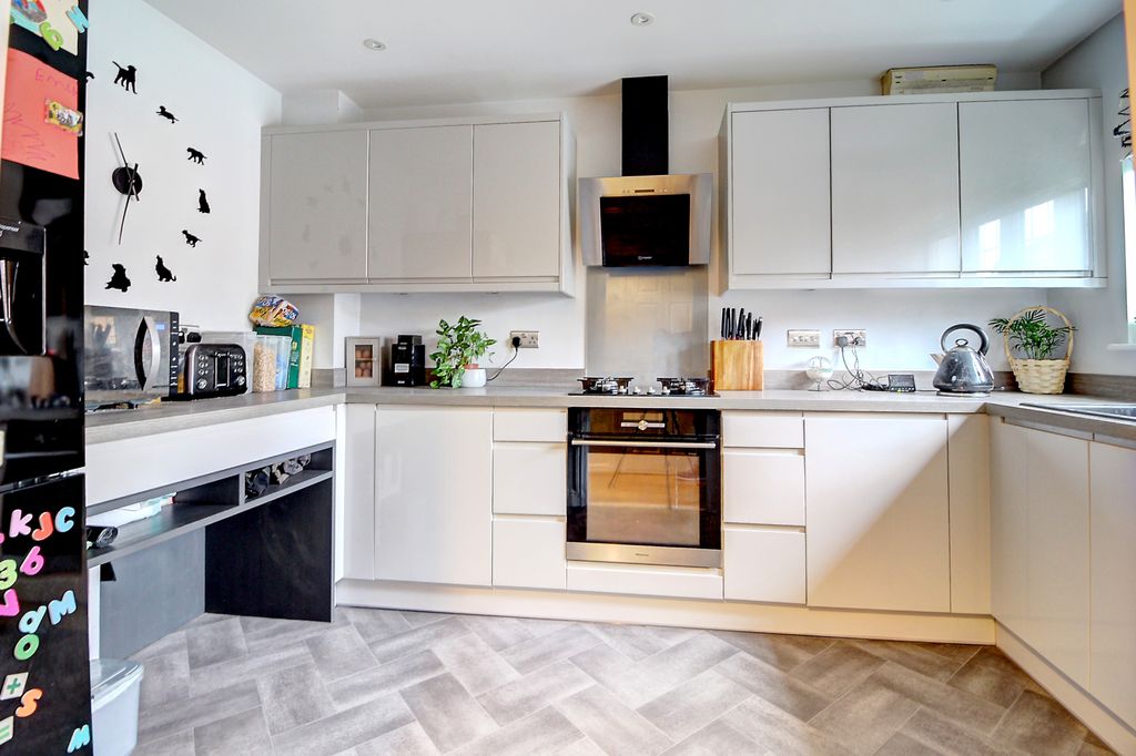 Property photo 3 of 16 Kitchen