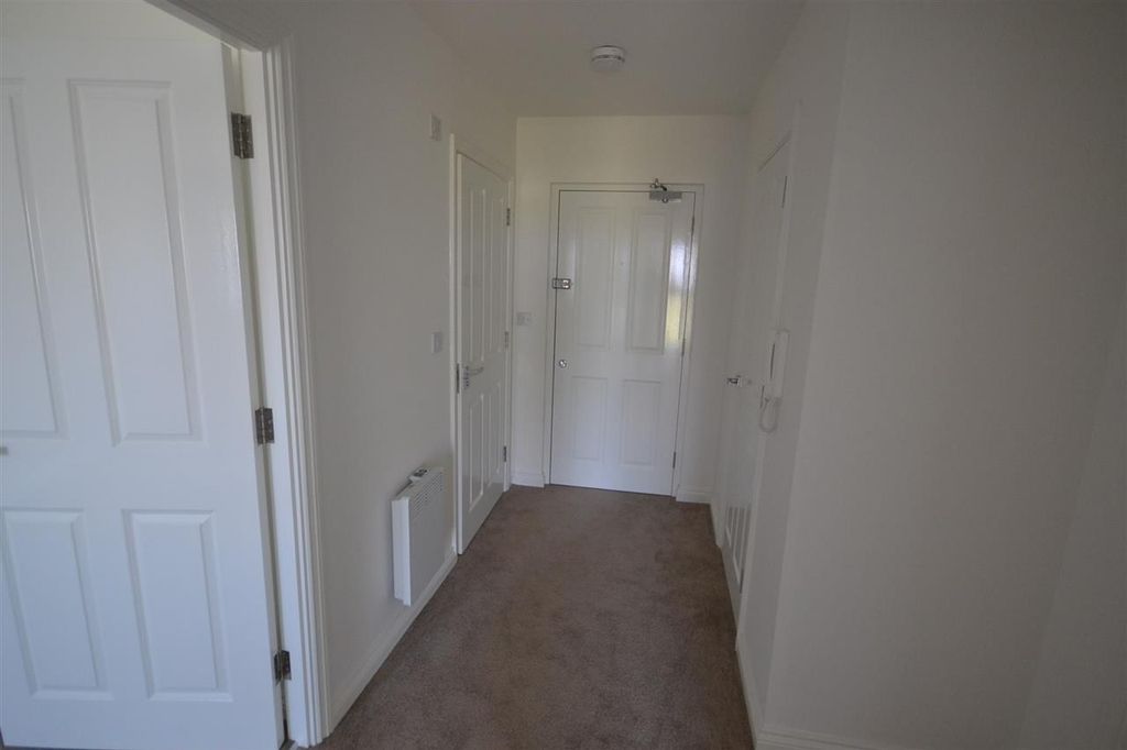 Property photo 2 of 9 Hallway