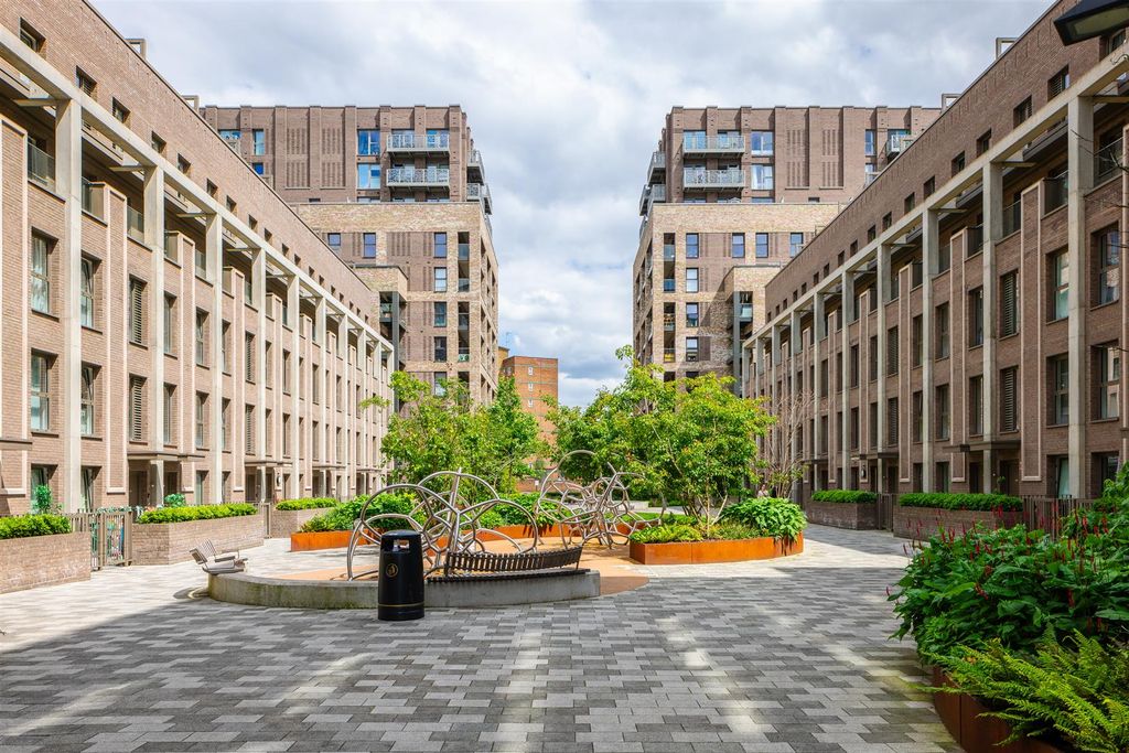 Property photo 2 of 30 Ironworks Way, E13