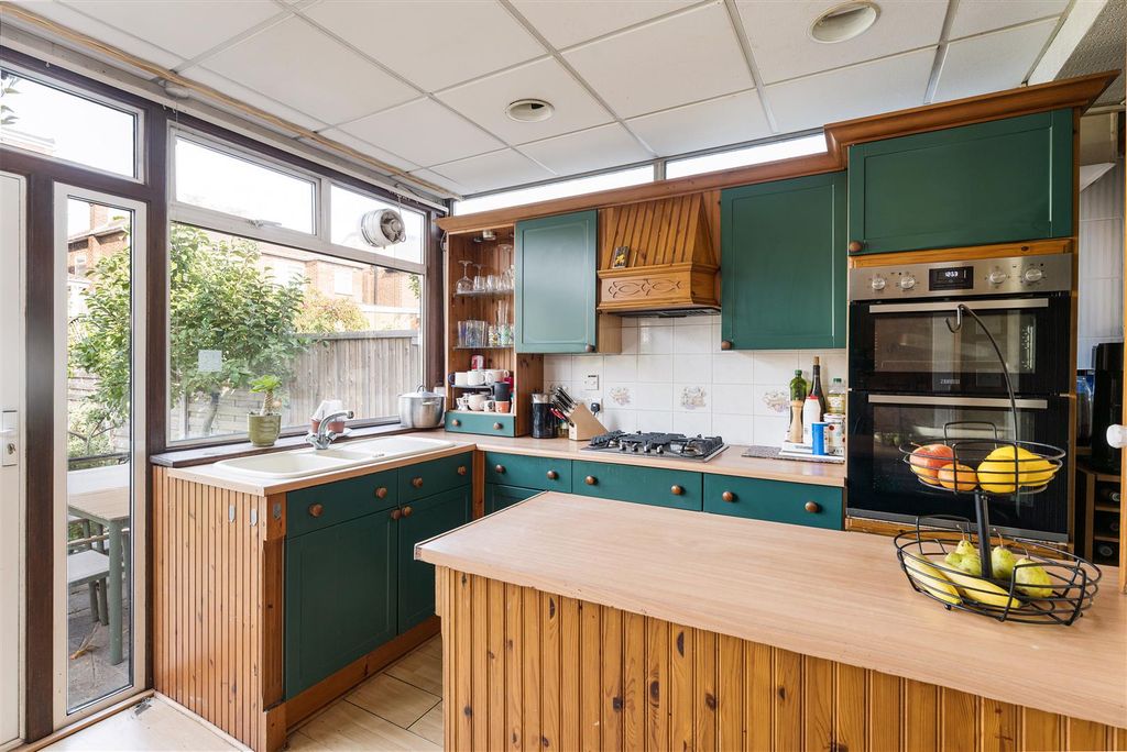 Property photo 3 of 26 Pentire Road, E17