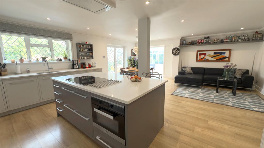 Property photo 3 of 21 Image