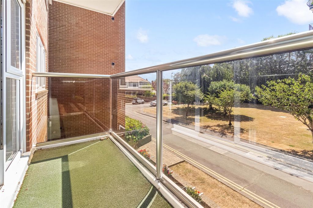 Property photo 2 of 19 31 Cardinal Court-012.Jpg