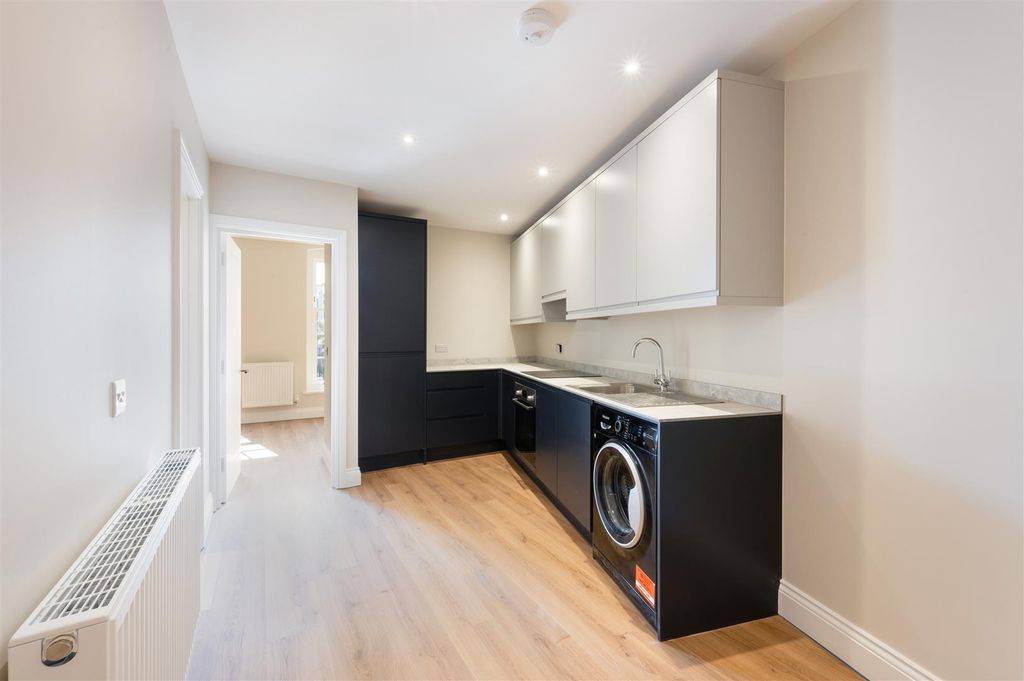 Property photo 2 of 8 High Street 12A,Flat 2  (1).Jpg